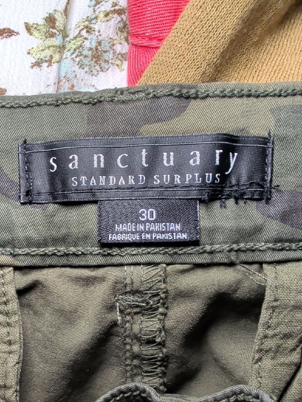 Sanctuary Standard Surplus Camo Cargo Pants Joggers Olive Green Women Size 30" - Picture 7 of 8